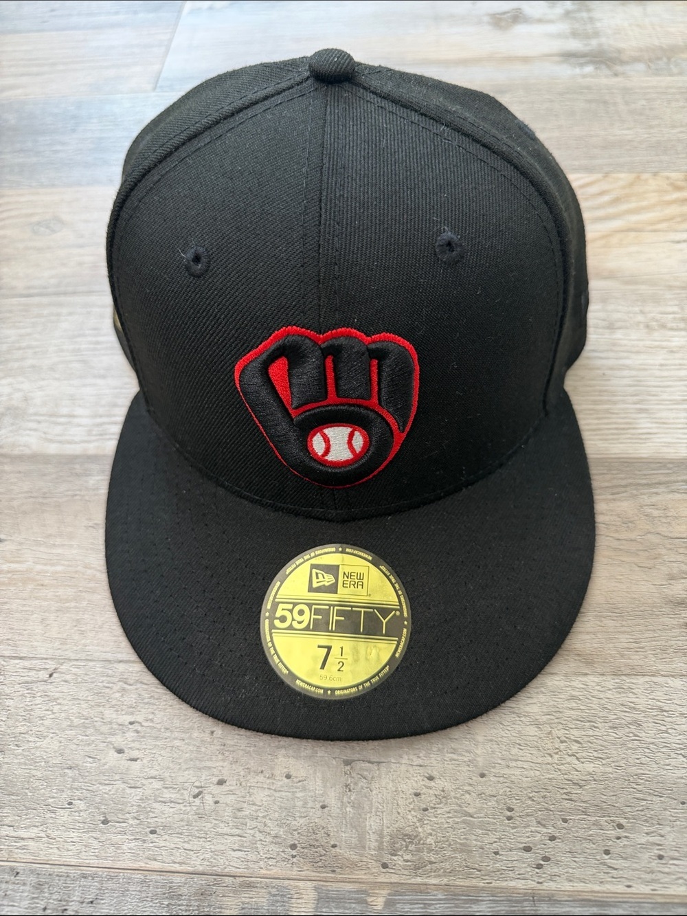 New Era 59FIFTY Milwaukee bucks Black Fitted Cap with Red Baseball Glove Logo